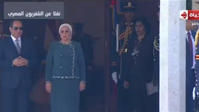 فيديو.. الرئيس السيسي وقرينته يستقبلان نظيره الفرنسي وزوجته بقصر الأتحادية