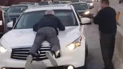 مش كدا يا عم.. عجوز على غطاء السيارة لهذا السبب!