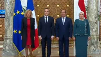 فيديو.. الرئيس السيسي يلتقط صورا تذكارية مع نظيره الفرنسي وزوجته