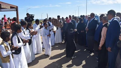 أهالى القصير يستقبلون محافظ البحر الأحمر على أنغام رقصة التربلة