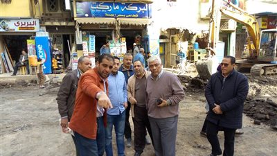 رئيس مدينة دسوق يتابع أعمال الرصف بشارع الغفران 