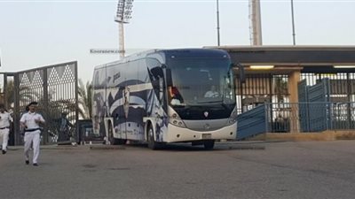 حافلة الزمالك تصل بتروسبورت استعدادًا لمواجهة المقاصة