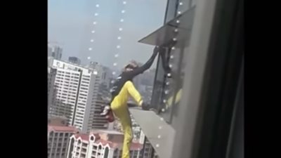 فيديو| شخص يتسلق برجا من 47 طابقا بدون حبال 