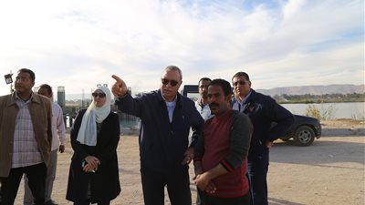محافظ قنا يتفقد مشروع محور 