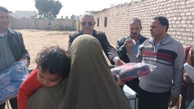 صور.. توزيع 100 بطانية على الأسر الأكثر احتياجا بالشرقية
