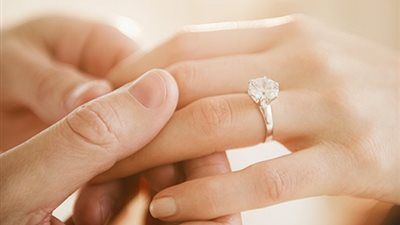 مرحلة الخطوبة وأهمية اختيار الزوج .. موضوع حلقة ساعة أمل 