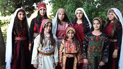 عادات وتقاليد المرأة الفلسطينية.. أبرزها ممنوع الضحك ووضع الحطب على رأسها عند الزواج