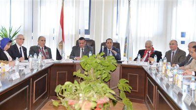 رئيس جامعة دمنهور يناقش معايير ومؤشرات تصنيفها العالمي
