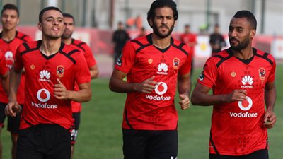تدريبات تأهيلية لثلاثي الأهلي علي هامش مران الفريق اليوم