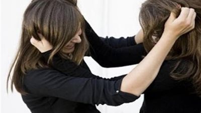 شديها من شعرها.. الاعتذار يتسبب في ضرب فتاة بطريقة مفزعة