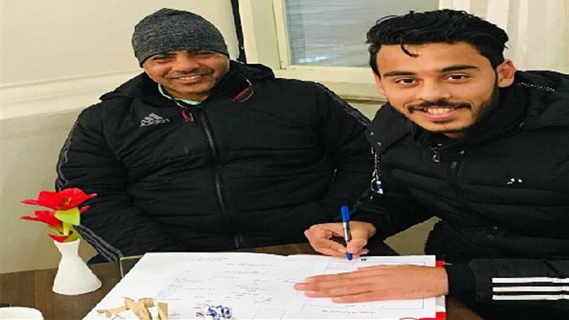 أحمد عبدالحكيم يوقع