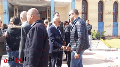 فيديو .. أسرة شقيق أحمد شفيق تستقبل المعزين وأصدقاء الفريق يواسونه