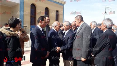 صور .. الفريق أحمد شفيق يستقبل العزاء في جنازة شقيقه