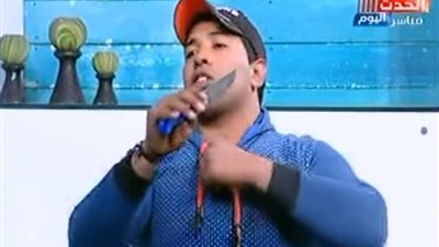 فيديو| شاب يؤدي أعمال خارقة على الهواء
