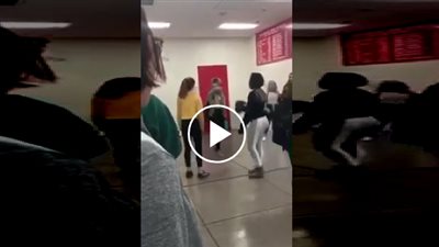 دي مدرسة مش سوق عوالم .. مشاجرة عنيفة بين فتاتين انتهت بهذا الشكل !