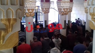 صور.. أهالي العجمي يؤدون صلاة الجمعة بمسجد مالك الملك