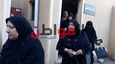 صور.. وصول والدة ضحية مذبحة كفر الشيخ إلى محكمة الجنايات