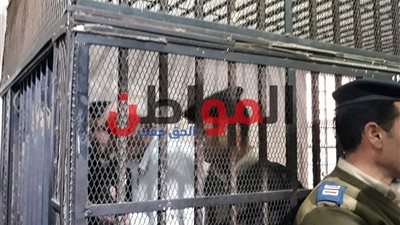 انفراد.. أول صور لطبيب كفر الشيخ المتهم بقتل زوجته وأطفاله الثلاثة في أولى جلسات محاكمته
