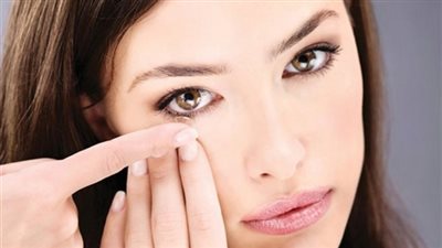 قبل ما تلبسيها .. هذه الطرق الآمنة لارتداء العدسات اللاصقة 