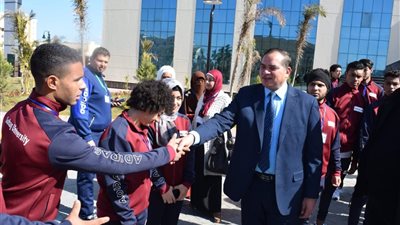 صور.. رئيس جامعة سوهاج يشارك في أسبوع شباب الجامعات الـ12