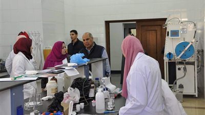 رئيس جامعة كفر الشيخ يتفقد المعرض العلمي ويشيد بالجامعات المشاركة