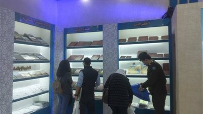 فيديو وصور | بين القراء والمراجع .. أبطال أكتوبر 73 يتذكرون الانتصار مع زوار معرض الكتاب 2019