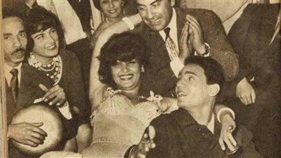 حكاية صورة .. نجوى فؤاد في أحضان العندليب!