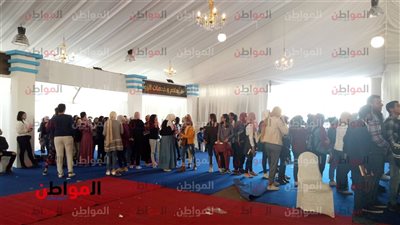 صور.. إقبال كبير من الشباب على حفل توقيع كتاب أيامي مع كايروكي