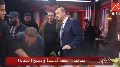 عمرو أديب عن استضافة مطعم سوري في الحكاية: التزام بفحص الأكل قبل كل حلقة