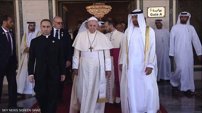 البابا فرانسيس الثانى يغادر الإمارات بعد أداء القداس الباباوى.. ومحمد بن زايد يودعه 