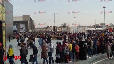 صور| استمرار الازدحام بمعرض الكتاب في آخر أيامه وبرامج ترفيهية للشباب والأطفال