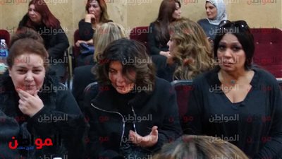 صور| فيفي عبده وميرفت أمين ودلال عبد العزيز فى عزاء والد نهال عنبر