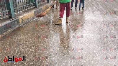 صور| المطر وعمال النظافة 