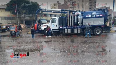صور.. انتشار سيارات شفط المياه بشوارع الهرم.. والصرف الصحي تعلن حالة الطوارئ
