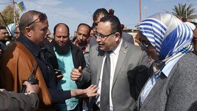 محافظ الإسكندرية يستمع إلى مشاكل أهالي برج العرب .. ويؤكد: سنعمل على حلها
