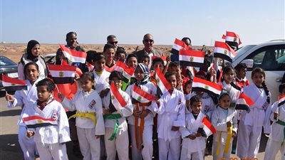 بالأعلام والصور التذكارية.. هكذا استقبل أطفال رأس غارب محافظ البحر الأحمر