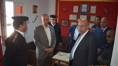 محافظ البحر الأحمر يتفقد قسم شرطة رأس غارب الجديد