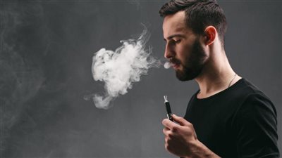 مابلاش منه خالص.. انفجار سيجارة إلكترونية في فم شاب.. انظر ماذا حدث له!