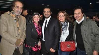 حكاية صورة | بعد شائعة مرضه .. محمود ياسين مع أبنائه!