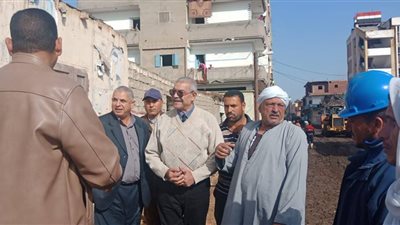 صور| بسبب الأمطار.. تمهيد الطرق لـ5 قرى في الحسينية بالشرقية