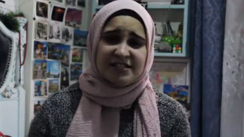 فتاة تغني المهرجانات