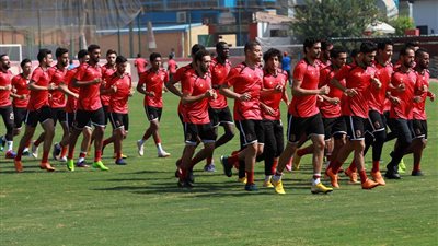 تدريبات ترفيهية للاعبي الأهلي قبل مواجهة حرس الحدود