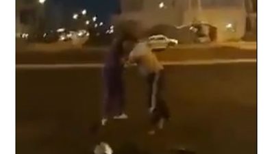 امرأة تعتدي على شاب في الشارع .. أنا هخلي إللي ما يشتري يتفرج عليك