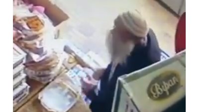 فيديو| اي البجاحة دي ياعم الحج.. عجوز يسرق سوبر ماركت في النهار