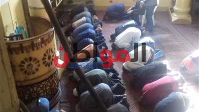 صور.. توافد أهالي العجمي على صلاة الجمعة بمسجد الصابرين