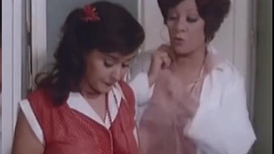 امرأة في مشهد.. هي الواحده لو لبست احمر يبقي خلاص في راجل!