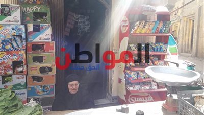 صور| بائعة خضار تربي خمسة أيتام بجانب أولادها الثلاث..وتحلم بجائزة الأم المثالية