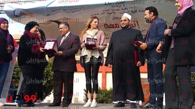 ضيوف مهرجان إنسان مهم يقفون أثناء السلام الجمهوري في عين شمس