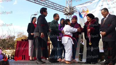 فتاة من ذوي القدرات الخاصة تستعرض مهاراتها في الكاراتيه بمهرجان إنسان مهم