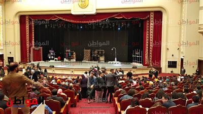 فيديو .. عزف السلام الوطني قبل عرض مسرحية الزائر في مركز المنارة